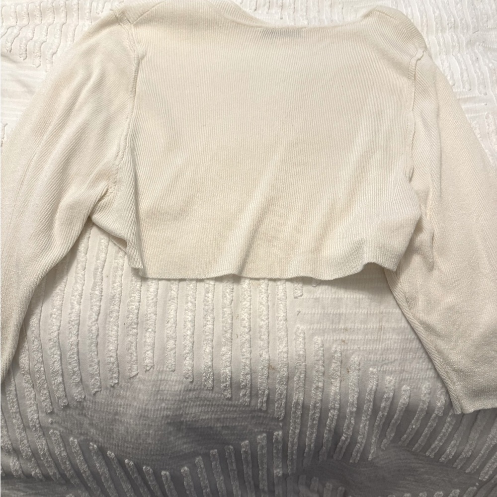 Cropped light cream sweater.